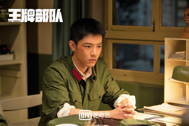 Обои картинки фото кино фильмы, ace troops, гу, ие, форма, стол, окно