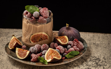 Картинка еда мороженое +десерты шоколадный десерт ягоды инжир малина мята