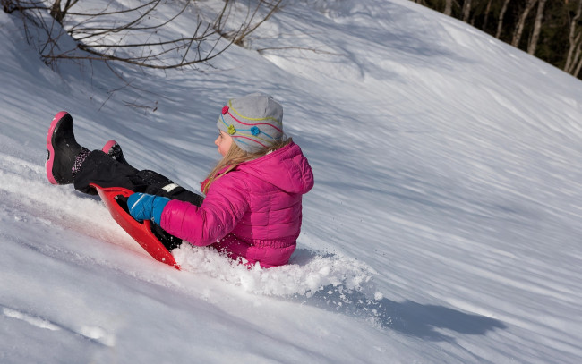 Обои картинки фото разное, дети, девочка, куртка, склон, снег