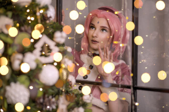 Картинка девушки kirdjava образ костюм блики окно ёлка