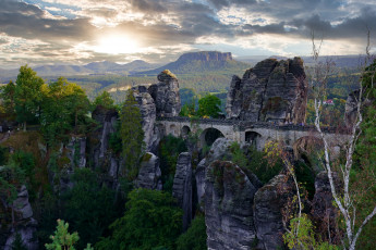 Картинка города -+мосты горы