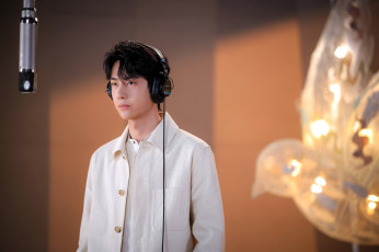 Картинка мужчины wang+yi+bo актер наушники микрофон пиджак студия