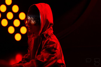 Картинка мужчины wang+yi+bo актер шапка куртка капюшон свет