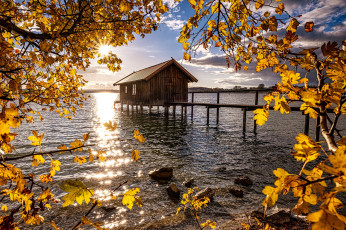 Картинка разное сооружения +постройки осень листва пирс домик водоем