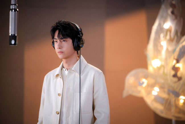 Обои картинки фото мужчины, wang yi bo, актер, наушники, микрофон, пиджак, студия