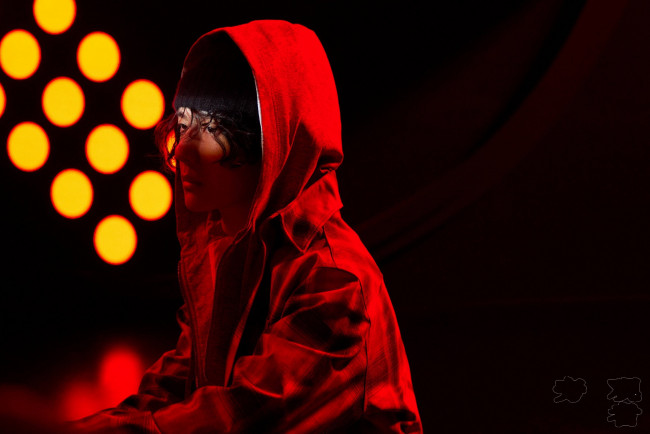 Обои картинки фото мужчины, wang yi bo, актер, шапка, куртка, капюшон, свет