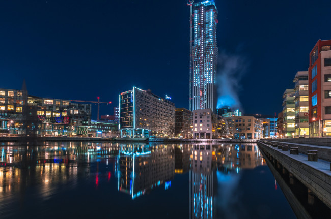 Обои картинки фото города, - огни ночного города, швеция, дома, реки, гетеборг, ночь, башeнный, кран, отражение