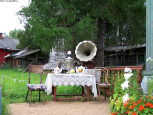 обоя мышкин, народный, музей, разное, рельефы, статуи, музейные, экспонаты, самовар, чайник, стул, стол, дерево, цветы