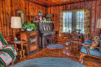 Картинка интерьер гостиная швейная машинка кресло лампа пианино занавески деревенский ретро