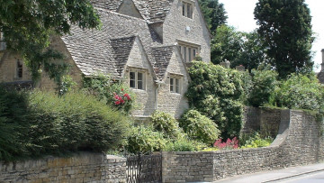 Картинка города здания дома дом забор калитка кусты