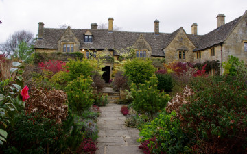 Картинка города здания дома дом дорожка ступеньки цветы