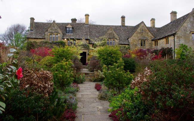 Обои картинки фото города, здания, дома, дом, дорожка, ступеньки, цветы