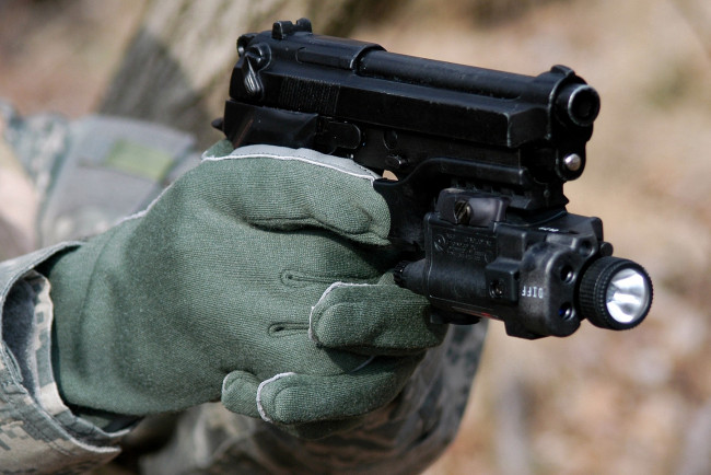 Обои картинки фото оружие, пистолеты, руки, пистолет, фонарик