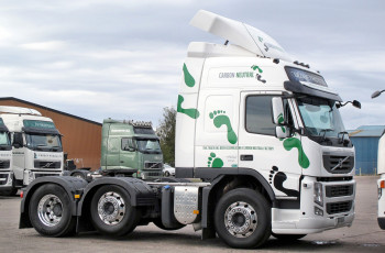 Картинка volvo автомобили volvo+trucks+ выставка улица aktiebolaget легковые швеция грузовые