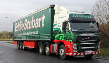 Картинка volvo автомобили volvo+trucks+ выставка улица грузовые легковые швеция aktiebolaget