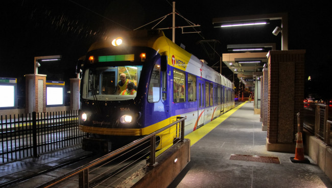 Обои картинки фото техника, метро, поезд, метрополитен, станция, надземная