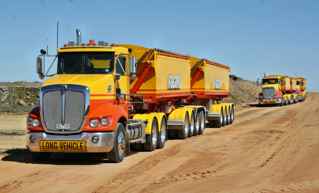 Обои картинки фото kenworth, автомобили, kenworth , выставка, улица, truck, сша, company, автобусы