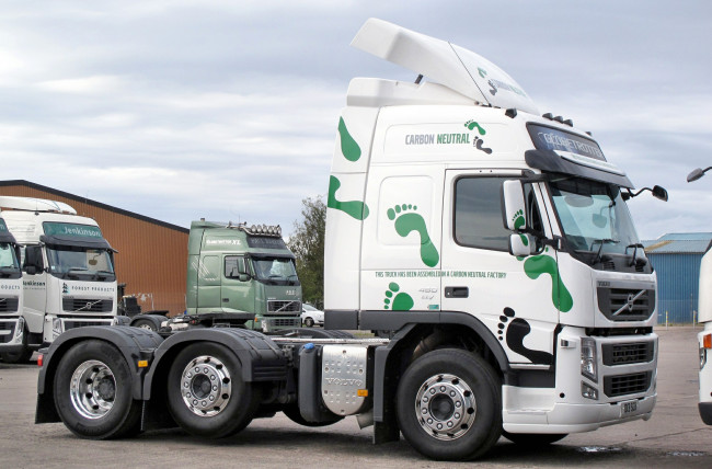 Обои картинки фото volvo, автомобили, volvo trucks , выставка, улица, aktiebolaget, легковые, швеция, грузовые