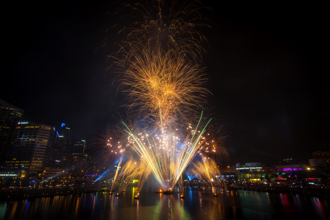 Обои картинки фото день фейерверка, города, сидней , австралия, река, огни, дома, сидней, фейерверк, ночь