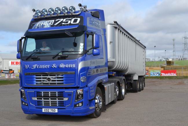 Обои картинки фото volvo, автомобили, volvo trucks , выставка, улица, легковые, швеция, грузовые, aktiebolaget