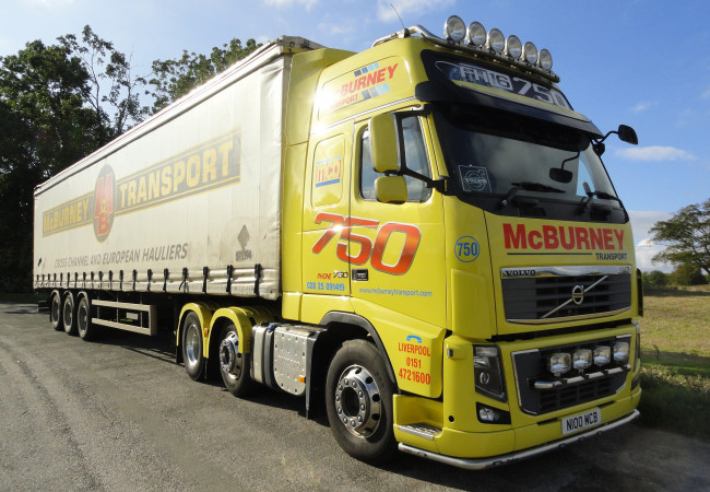 Обои картинки фото volvo, автомобили, volvo trucks , выставка, улица, aktiebolaget, легковые, швеция, грузовые