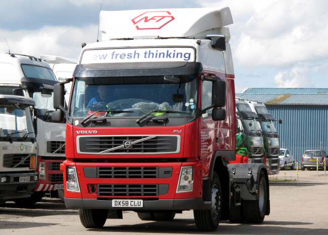 Обои картинки фото volvo, автомобили, volvo trucks , выставка, улица, легковые, aktiebolaget, грузовые, швеция