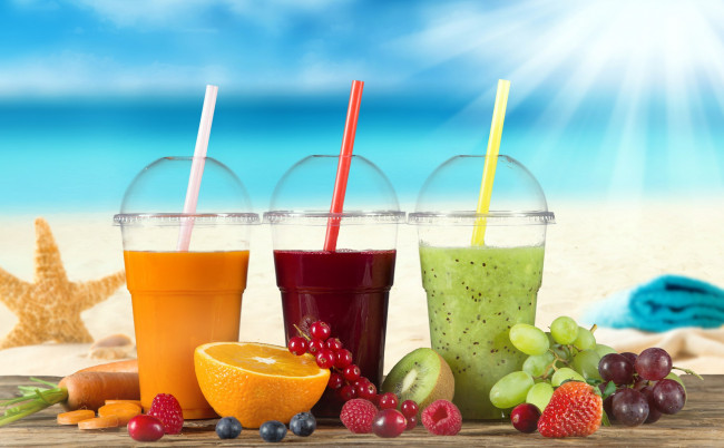 Обои картинки фото еда, напитки,  сок, апельсин, киви, виноград, клубника