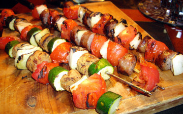 Картинка еда шашлык +барбекю мясо помидоры цуккини шампуры