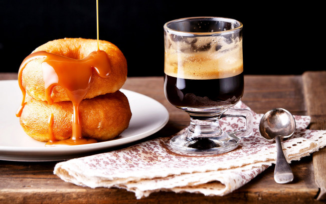 Обои картинки фото еда, разное, кофе, пончики