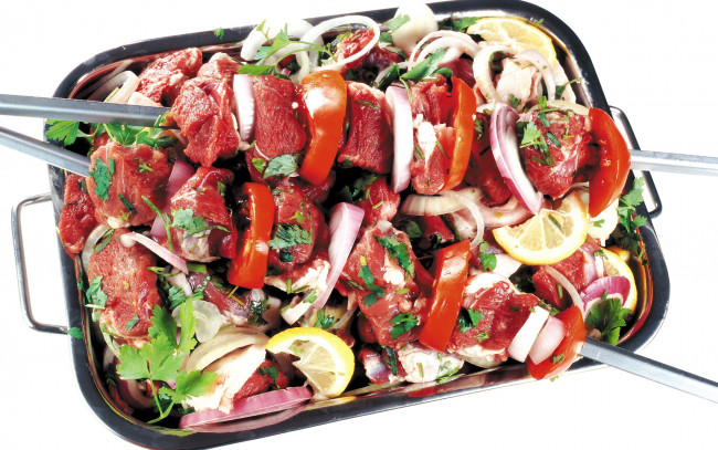 Обои картинки фото еда, шашлык,  барбекю, лук, мясо, шампуры, лимон, помидоры