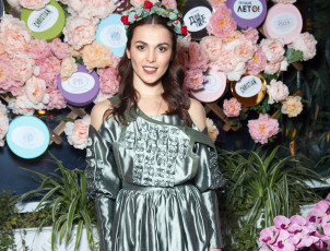 Картинка сати+казанова музыка фабрика платье певица цветы