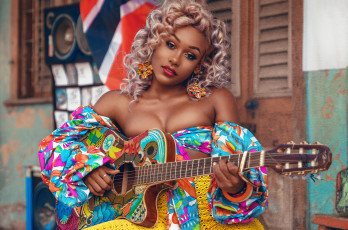 обоя nailah blackman, музыка, струны, инструмент, игра, модель, певица, девушка, блондинка, парик, nailah, blackman, чернокожая, гитара, темнокожая, фото, фотография, актриса, взгляд, лицо, брюнетка, макияж