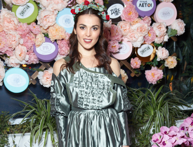 Обои картинки фото сати казанова, музыка, фабрика, платье, певица, цветы