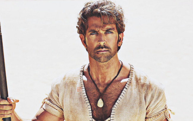 Обои картинки фото мужчины, hrithik roshan, медальон