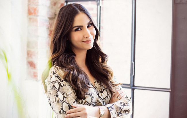 Обои картинки фото sila sahin, девушки, германия, наряд, одежда, актриса, модель, девушка, sila, sahin, причёска, брюнетка, красотка, поза, взгляд, макияж