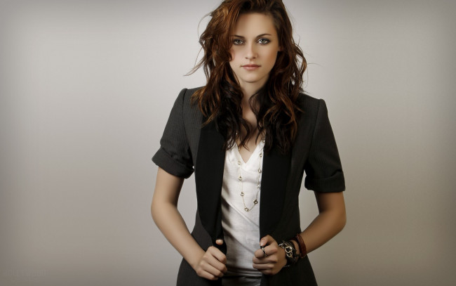 Обои картинки фото девушки, kristen stewart, актриса, шатенка, жакет, браслеты