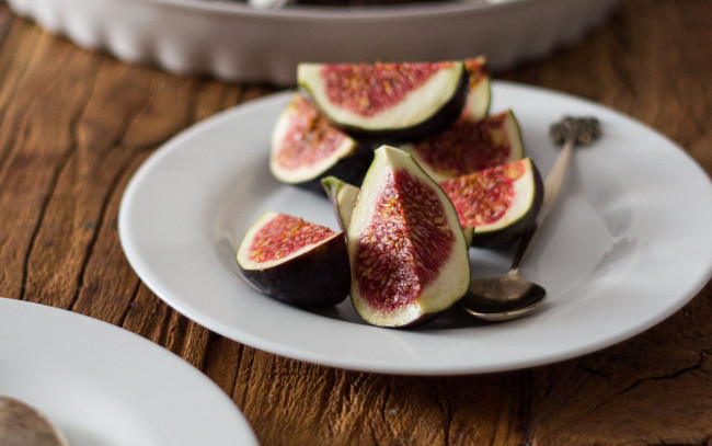 Обои картинки фото еда, инжир, тарелка, ломтики