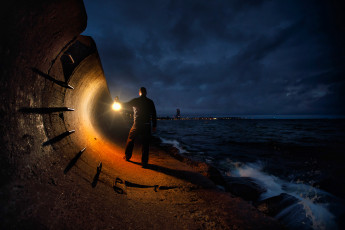 Картинка мужчины -+креатив +косплей побережье ночь мужчина свет фонарь