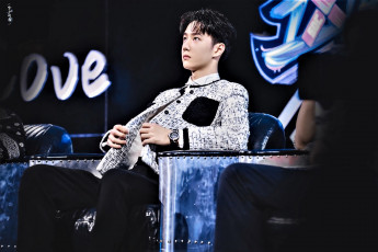 Картинка мужчины wang+yi+bo актер певец кресло