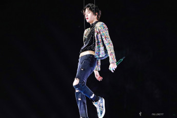 Картинка мужчины wang+yi+bo актер певец танцор микрофон спуск