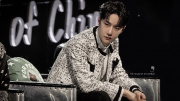 Картинка мужчины wang+yi+bo актер певец танцор кресло подушка