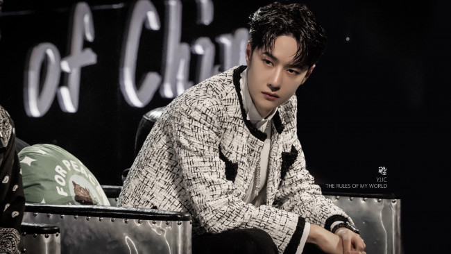 Обои картинки фото мужчины, wang yi bo, актер, певец, танцор, кресло, подушка