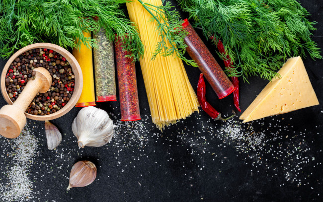 Обои картинки фото еда, макароны,  макаронные блюда, паста, спагетти, приправы, сыр, петрушка