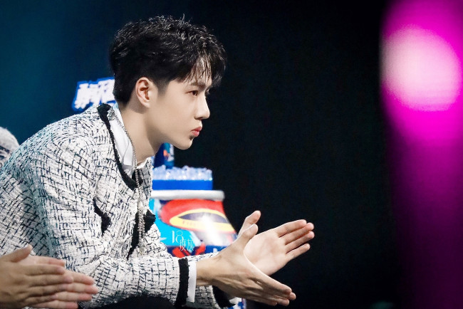 Обои картинки фото мужчины, wang yi bo, актер, певец, аплодисменты