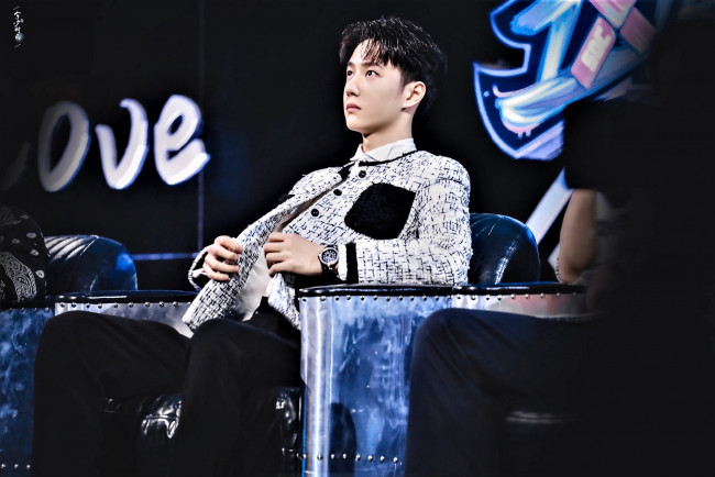 Обои картинки фото мужчины, wang yi bo, актер, певец, кресло