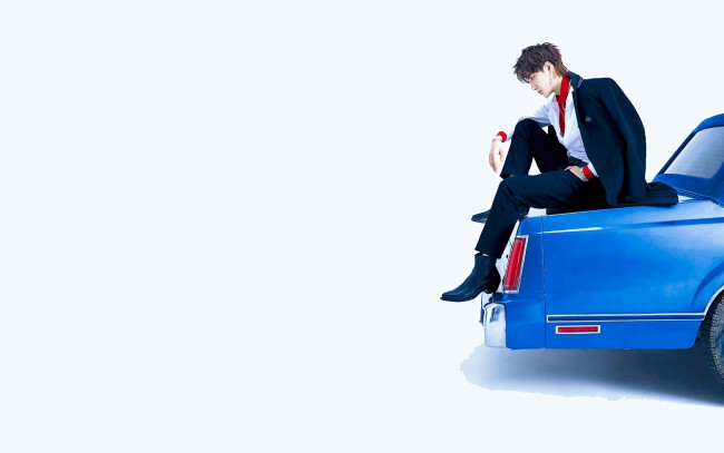 Обои картинки фото мужчины, wang yi bo, пиджак, ботинки, машина