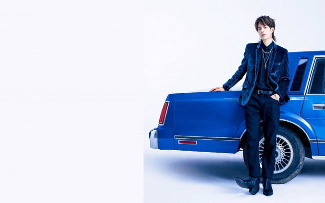 Обои картинки фото мужчины, wang yi bo, пиджак, ботинки, украшения, машина
