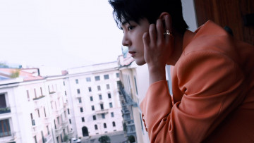 Картинка мужчины xiao+zhan актер пиджак балкон панорама дома