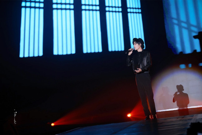 Обои картинки фото мужчины, xiao zhan, актер, шляпа, сцена, микрофон