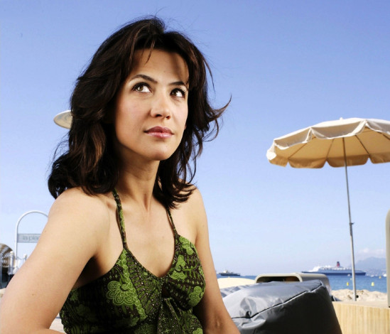 Обои картинки фото девушки, sophie marceau, шатенка, актриса, платье, пляж, зонтики